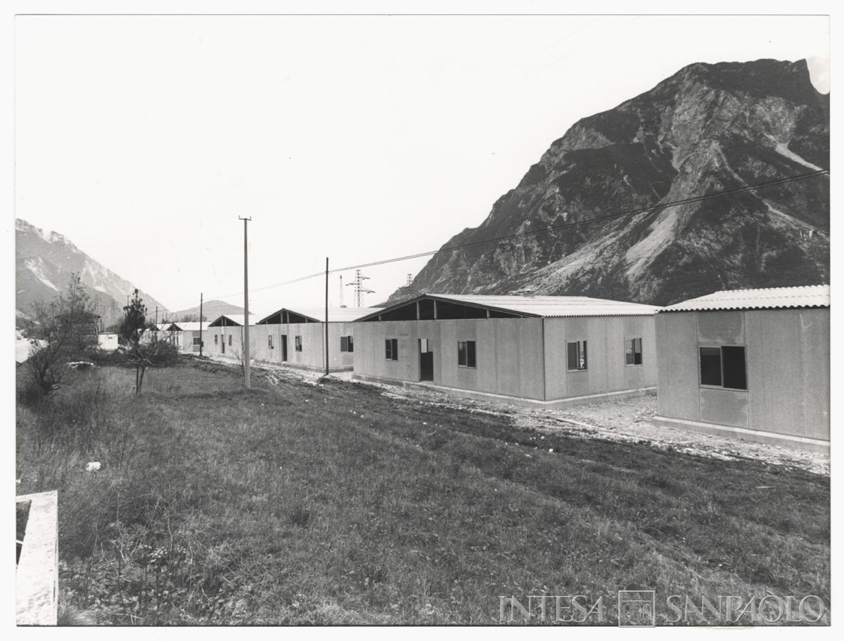Prefabbricati a Poris, frazione del comune di Venzone, 1976-1977. Archivio Storico Intesa Sanpaolo, sezione fotografica BCV