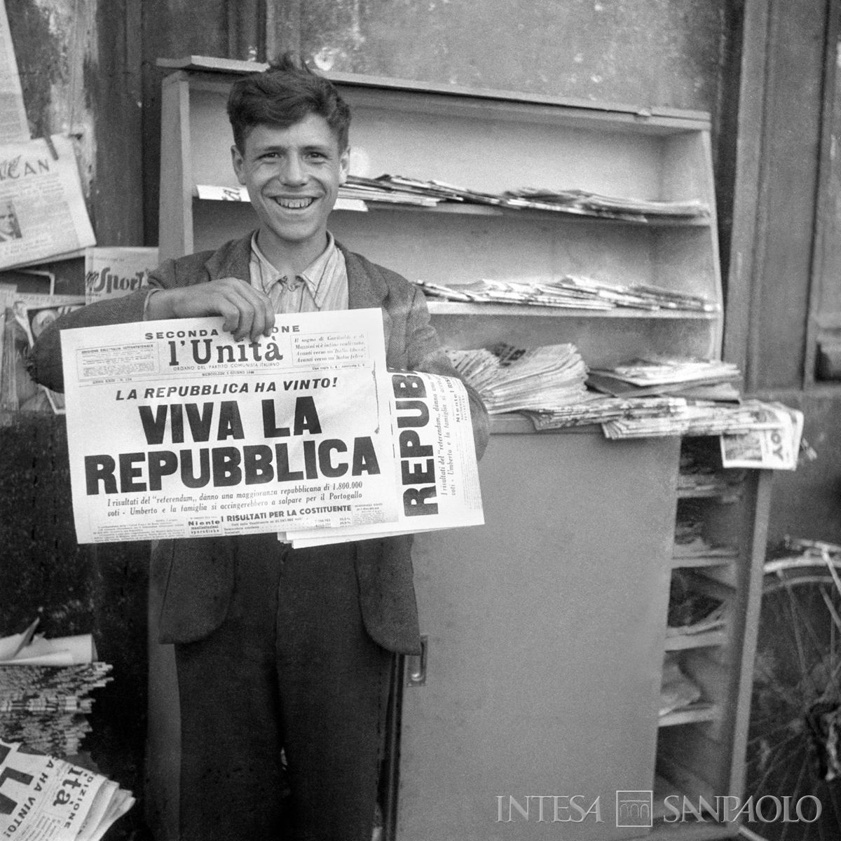 Un ragazzo mostra sorridente la prima pagina della seconda edizione del quotidiano l'Unità che titola: "La Repubblica ha vinto. Viva la Repubblica", 5 giugno 1946 (Publifoto)