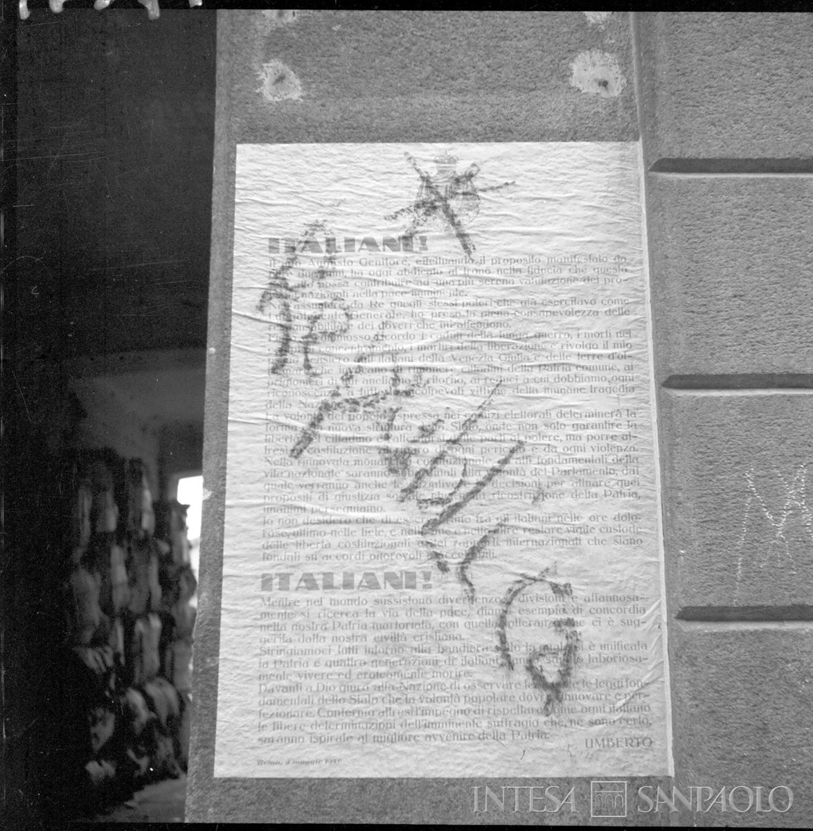 Manifesto di propaganda elettorale, datato 9 maggio, con un testo firmato da re Umberto II che chiama gli italiani alle urne in vista del referendum istituzionale "monarchia-repubblica", coperto dalla scritta "Repubblica", maggio 1946 (Publifoto)