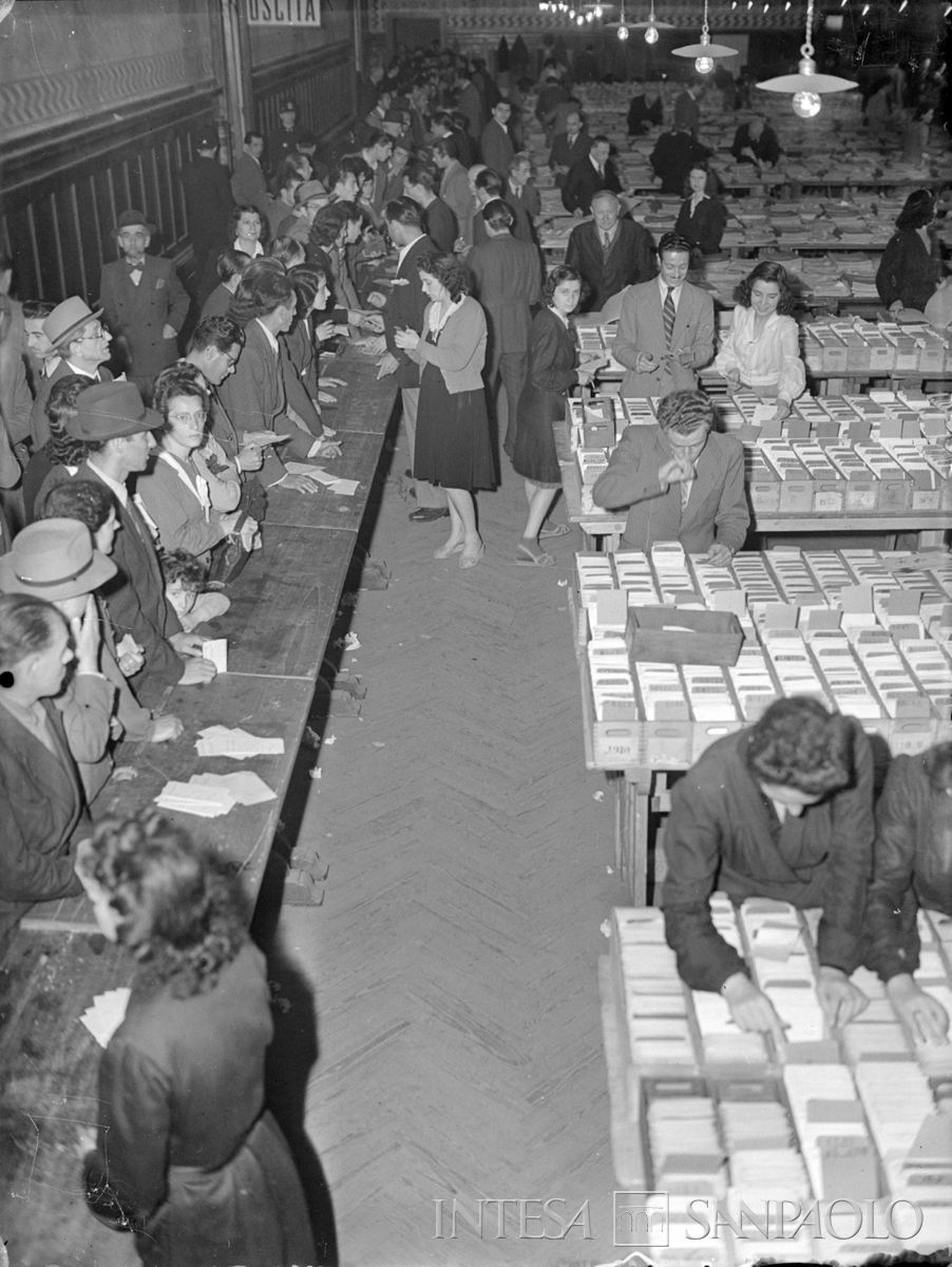 Ufficio elettorale al Castello Sforzesco per il ritiro del certificato elettorale per il referendum istituzionale "monarchia-repubblica" e per eleggere i deputati dell'Assemblea costituente, maggio 1946 (Publifoto)