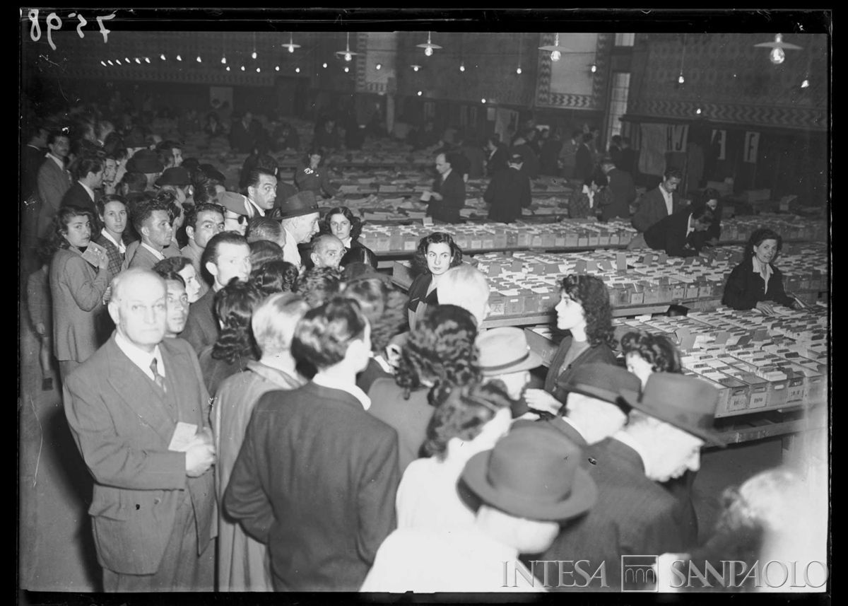 Ufficio elettorale al Castello Sforzesco per il ritiro del certificato elettorale per il referendum istituzionale "monarchia-repubblica" e per eleggere i deputati dell'Assemblea costituente, 02 giugno 1946 (Publifoto)