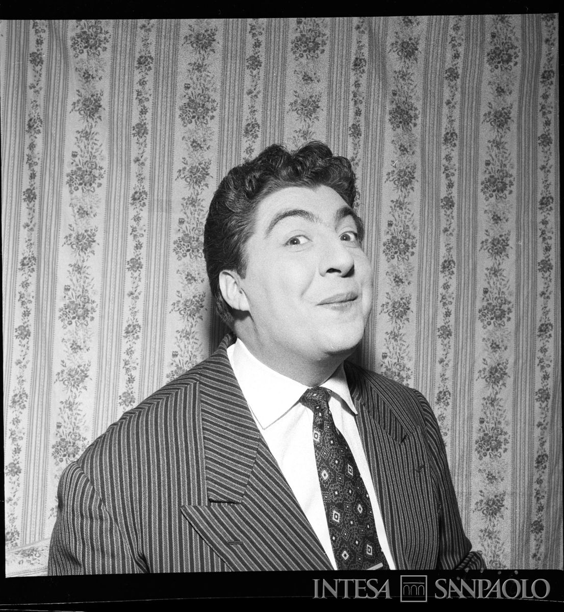 Ritratto attoriale di Gino Bramieri, 1955. Fotografia di Publifoto