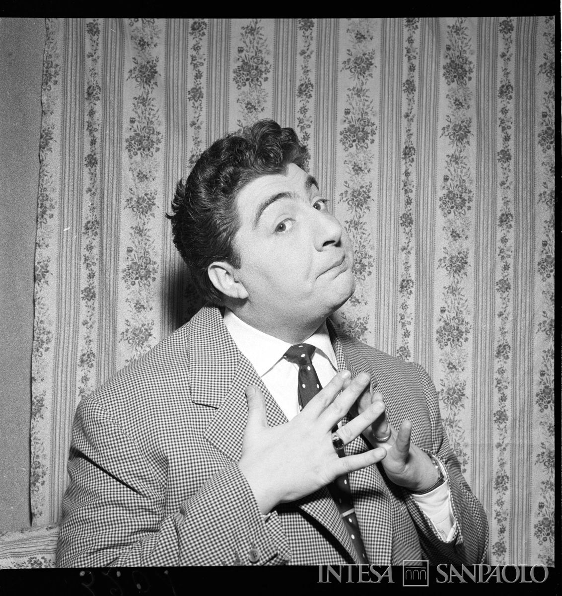 Ritratto attoriale di Gino Bramieri, 1955. Fotografia di Publifoto