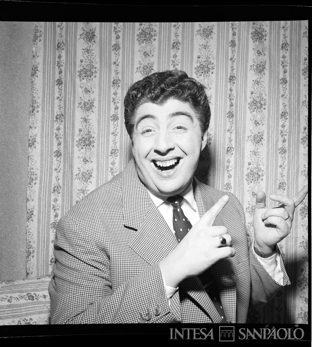 Ritratto attoriale di Gino Bramieri, 1955. Fotografia di Publifoto