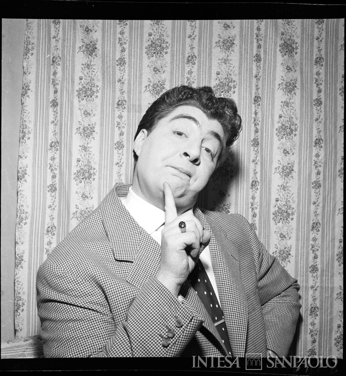 Ritratto attoriale di Gino Bramieri, 1955. Fotografia di Publifoto