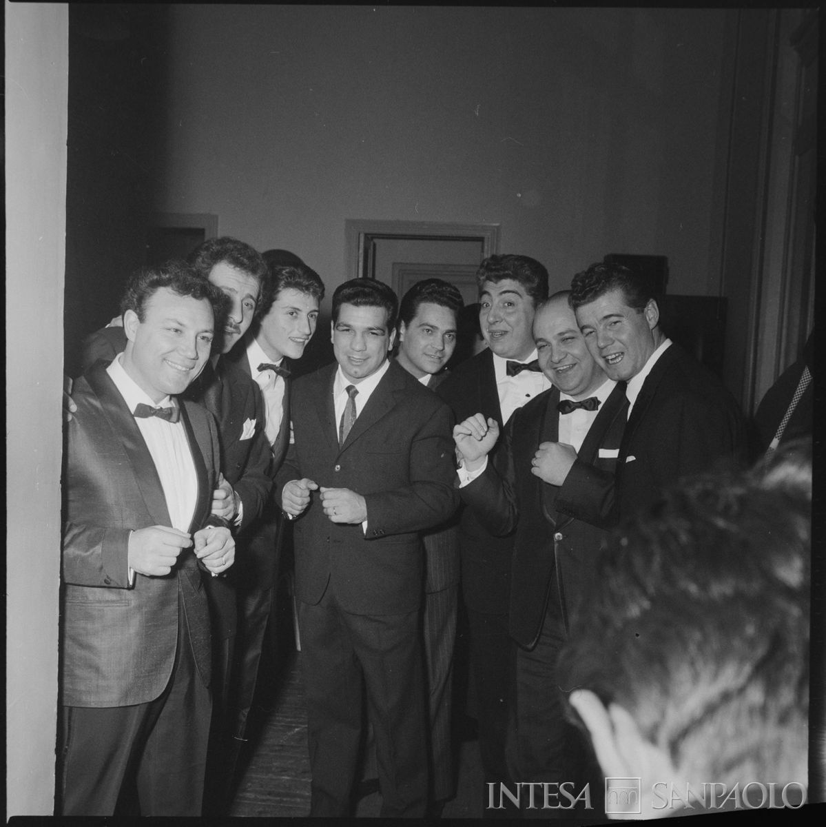 Al Festival di Sanremo con alcuni grandi della canzone italiana. Da sinistra: Claudio Villa, Domenico Modugno, Tony Renis, Duilio Loi, Mario Trevi, Gino Bramieri, Aurelio Fierro e Joe Sentieri, 18 febbraio 1962. Servizio fotografico di Gianfranco Mauri e Danilo Pajola - Publifoto