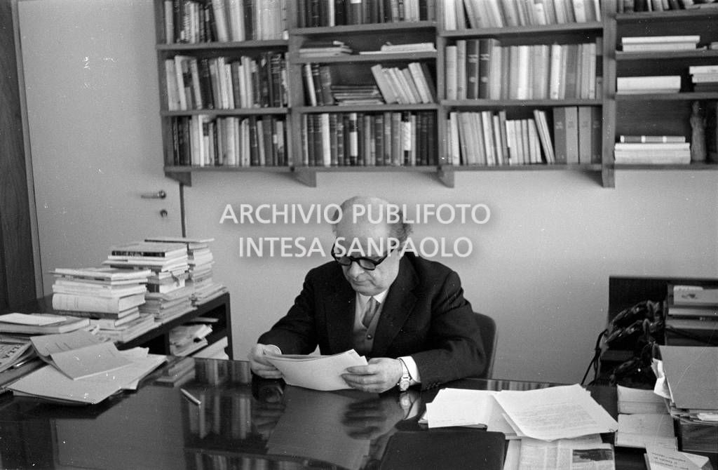 Adriano Olivetti seduto alla scrivania<br>453482
