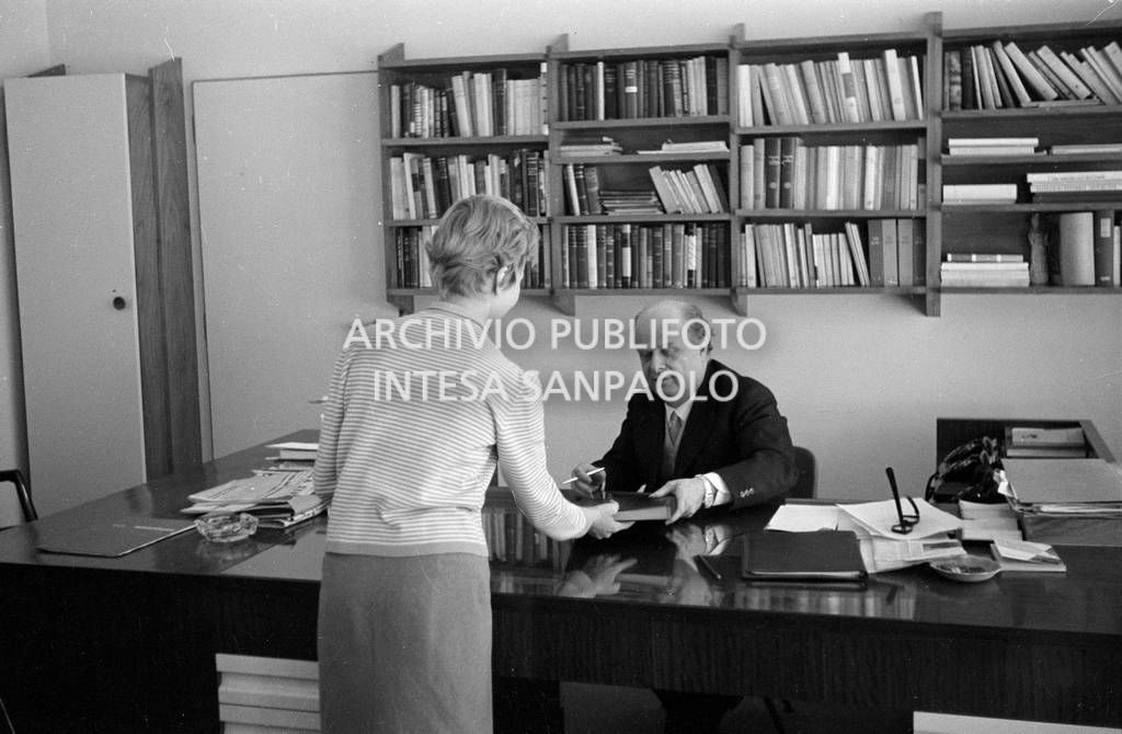 Adriano Olivetti, con una collaboratrice, nel suo studio<br>453486