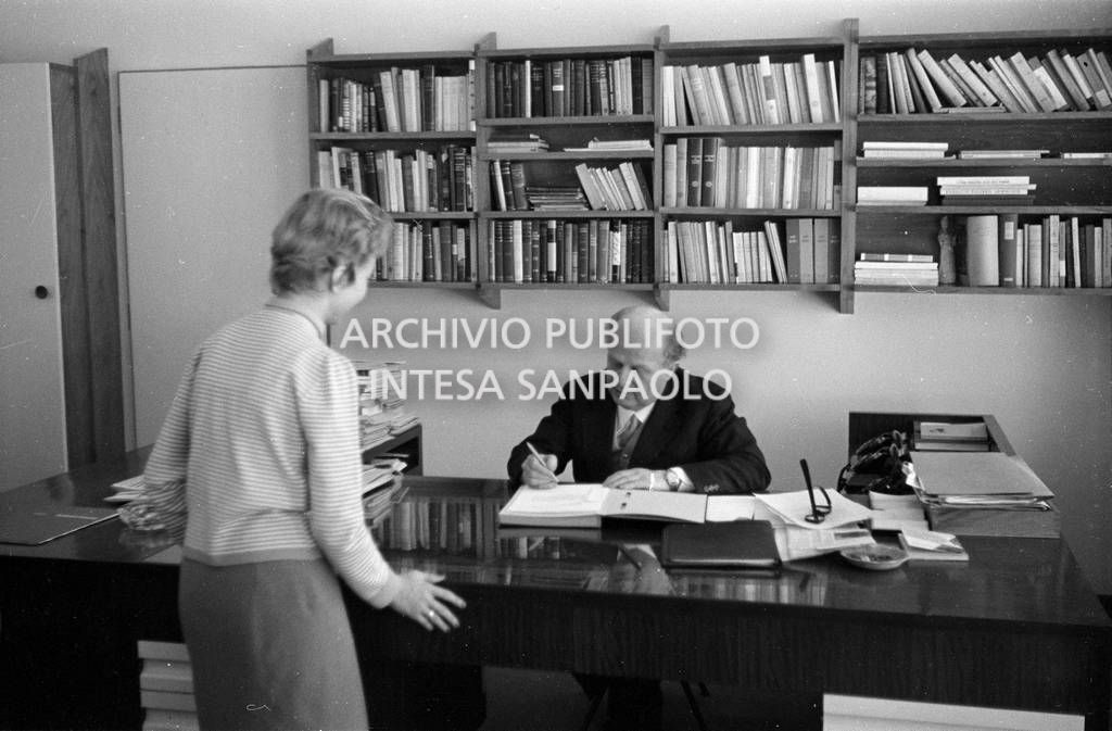 Adriano Olivetti, con una collaboratrice, nel suo studio<br>453487