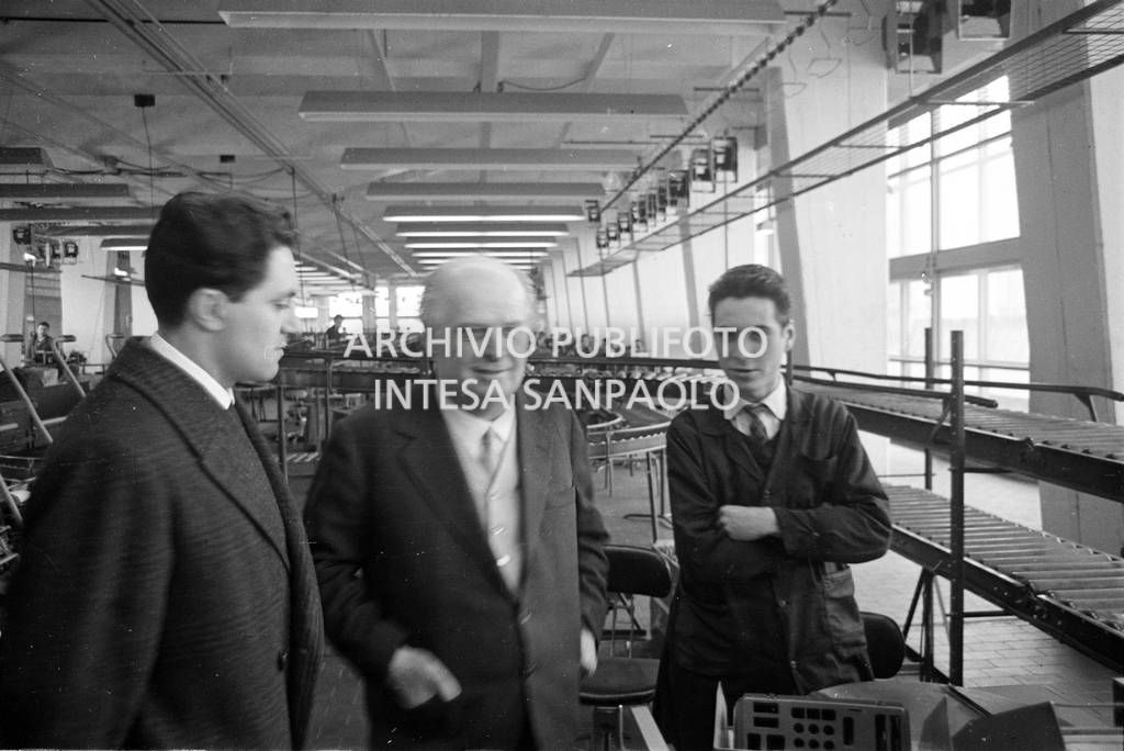 Adriano Olivetti, in fabbrica, in compagnia di due lavoratori<br>453488