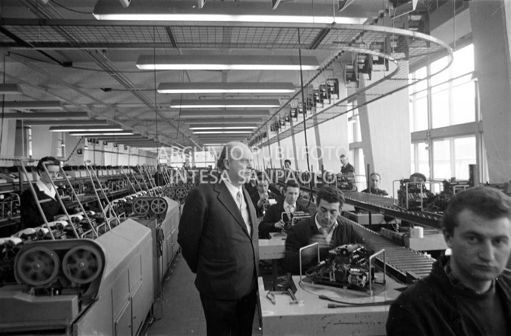 Adriano Olivetti, in fabbrica, tra gli operai al lavoro<br>453489