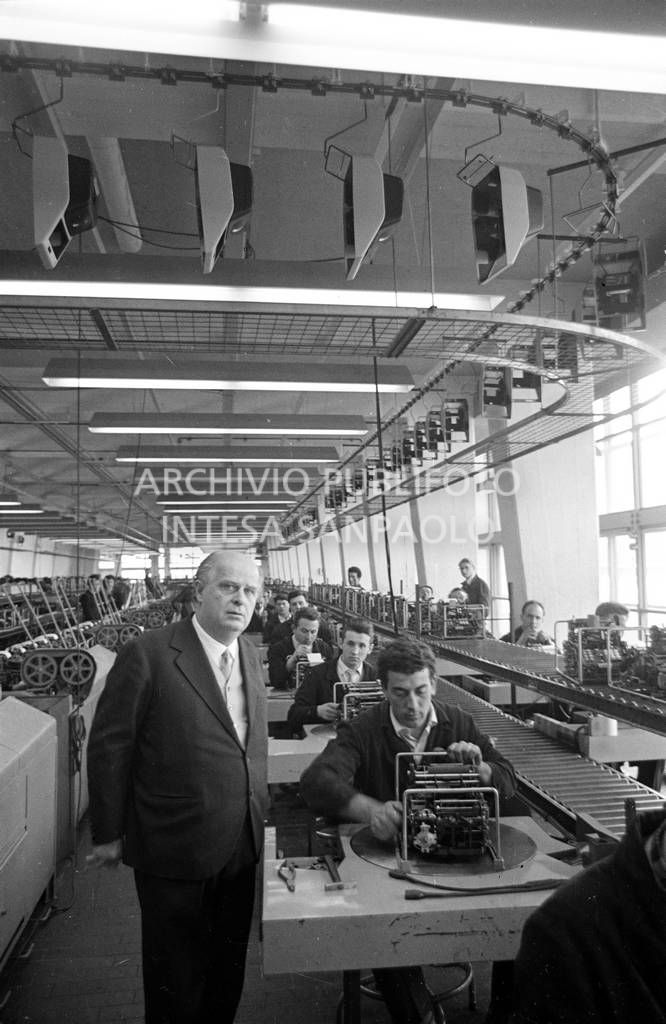 Adriano Olivetti, in fabbrica, tra gli operai al lavoro<br>453490