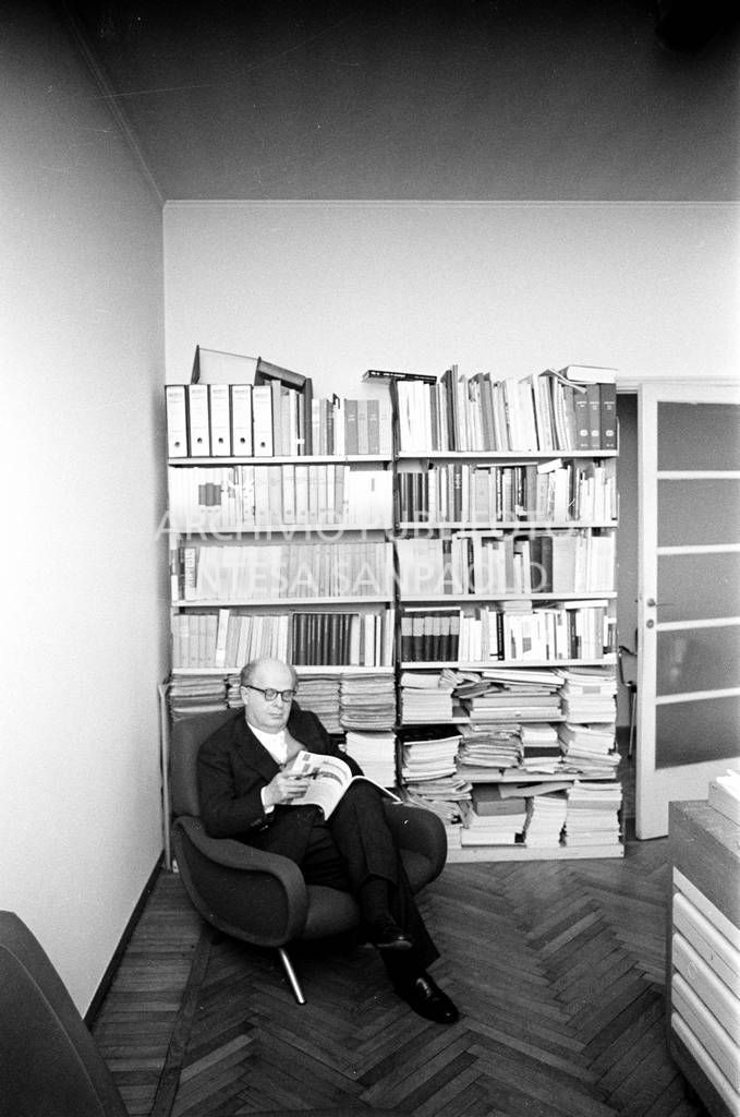 Adriano Olivetti, seduto in poltrona, con una rivista<br>453493