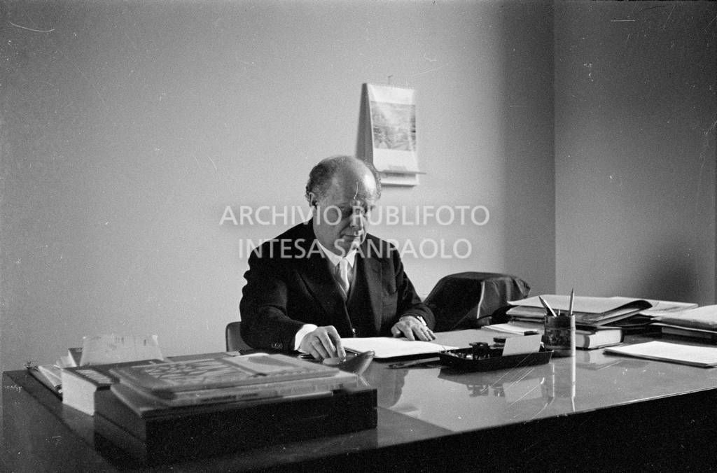 Adriano Olivetti seduto alla scrivania<br>453496