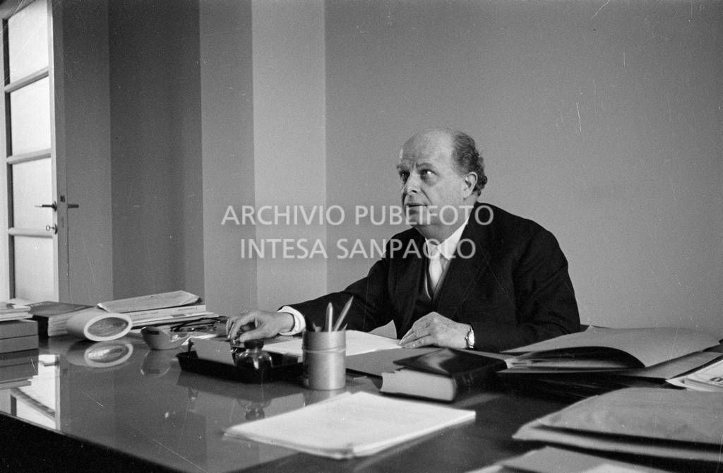 Adriano Olivetti seduto alla scrivania<br>453497