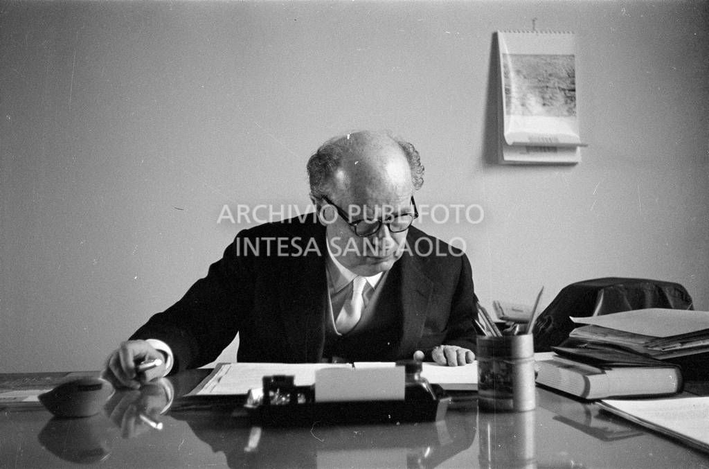 Adriano Olivetti seduto alla scrivania<br>453498