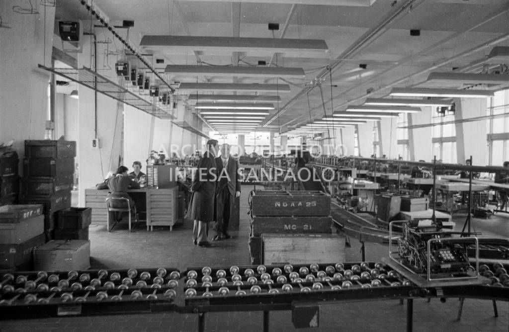 Adriano Olivetti, in fabbrica, tra gli operai al lavoro<br>453499