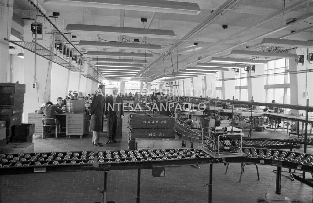 Adriano Olivetti, in fabbrica, tra gli operai al lavoro<br>453500