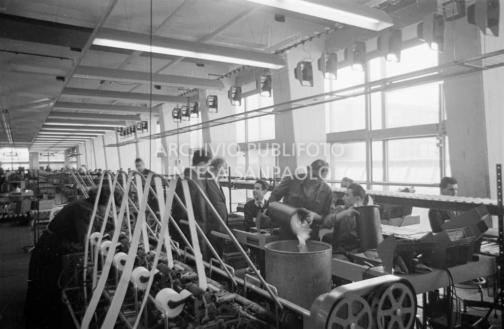 Adriano Olivetti, in fabbrica, tra gli operai al lavoro<br>453501