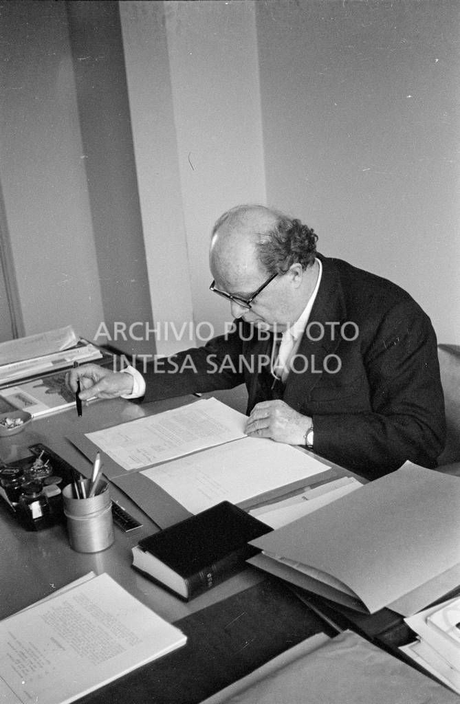 Adriano Olivetti seduto alla scrivania<br>453510