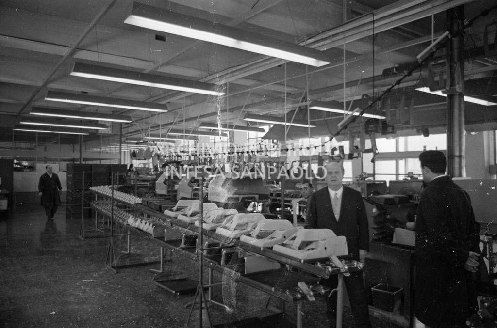 Adriano Olivetti in fabbrica<br>453515