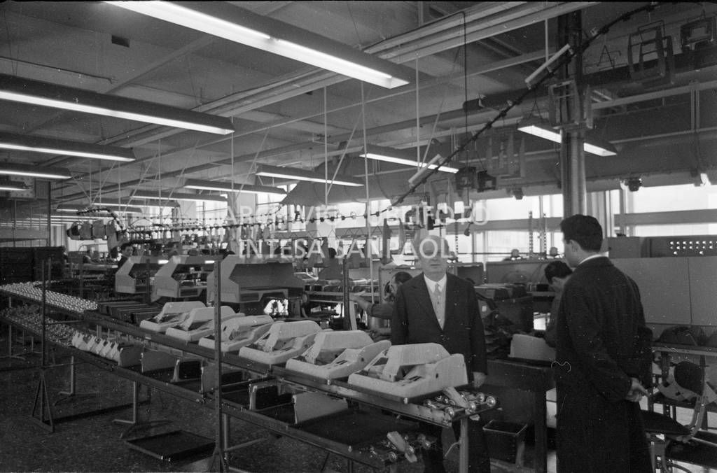 Adriano Olivetti in fabbrica<br>453518