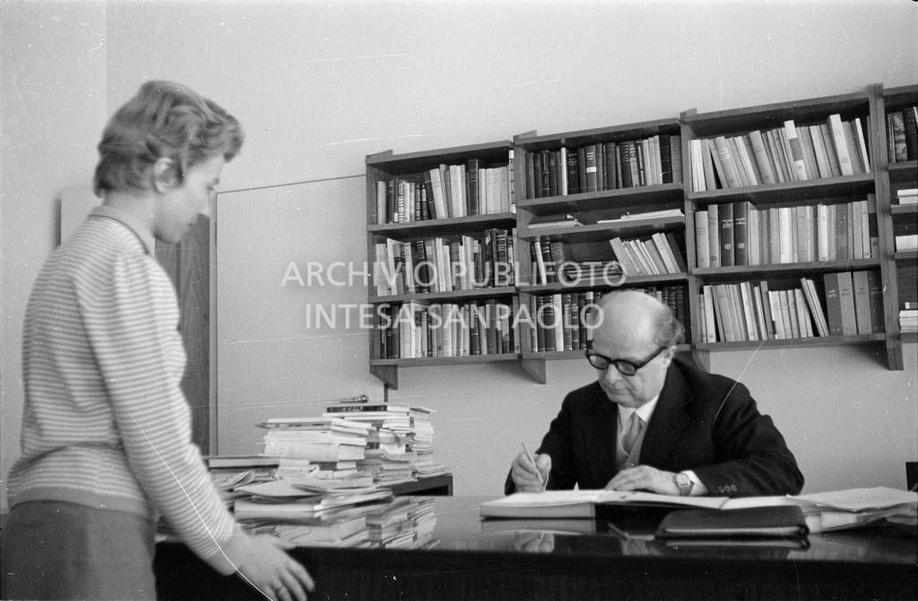 Adriano Olivetti, con una collaboratrice, nel suo studio<br>453519
