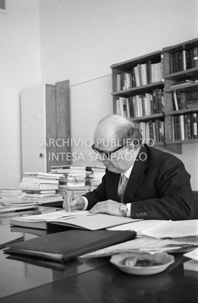 Adriano Olivetti seduto alla scrivania<br>453520