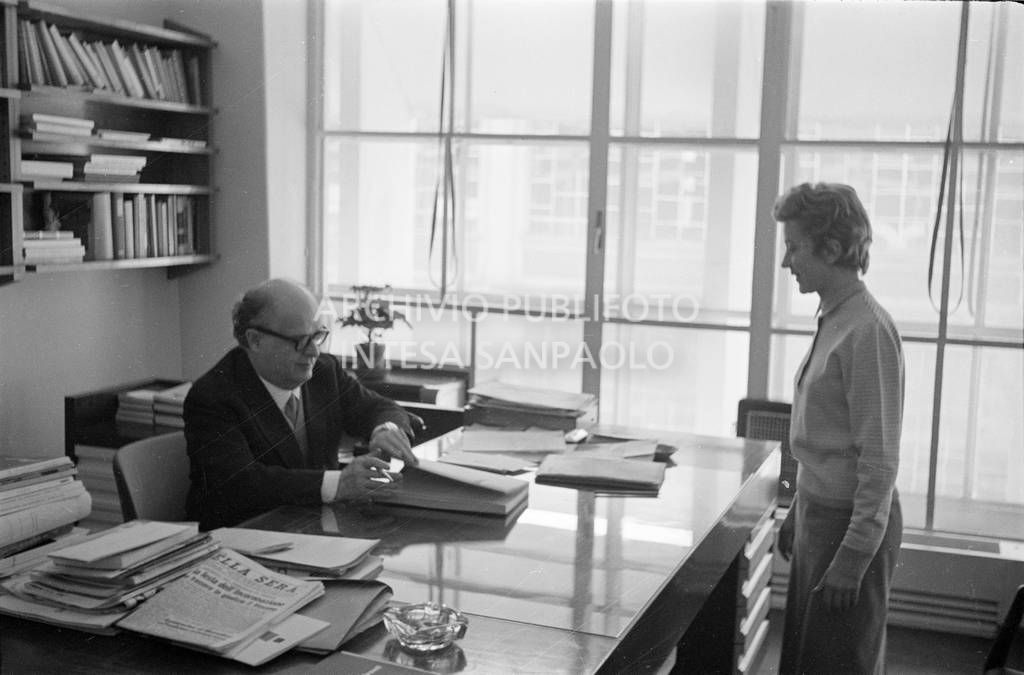 Adriano Olivetti, con una collaboratrice, nel suo studio<br>453521