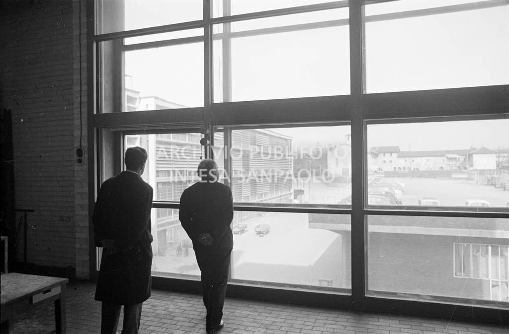 Adriano Olivetti ritratto davanti a una vetrata<br>453522