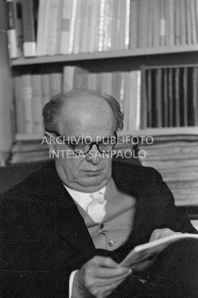 Adriano Olivetti ritratto mentre legge<br>453526
