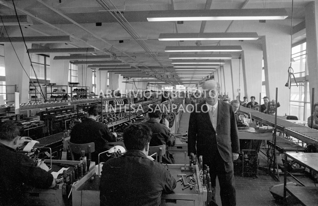 Adriano Olivetti, in fabbrica, tra gli operai al lavoro<br>453528