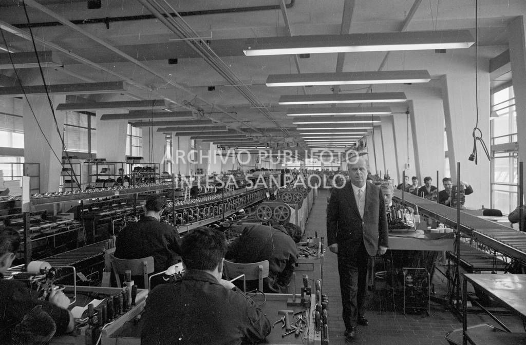 Adriano Olivetti, in fabbrica, tra gli operai al lavoro<br>453529
