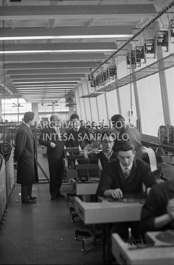 Adriano Olivetti, in fabbrica, tra gli operai al lavoro<br>453530
