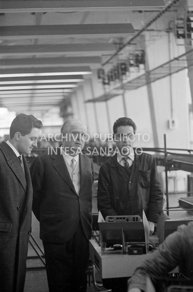 Adriano Olivetti, in fabbrica, tra gli operai al lavoro<br>453536