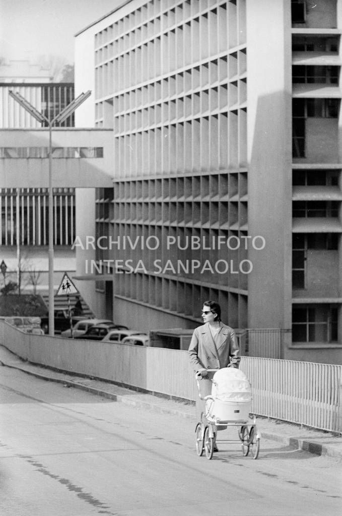 Una donna con carrozzina tra gli edifici industriali della Olivetti<br>453537