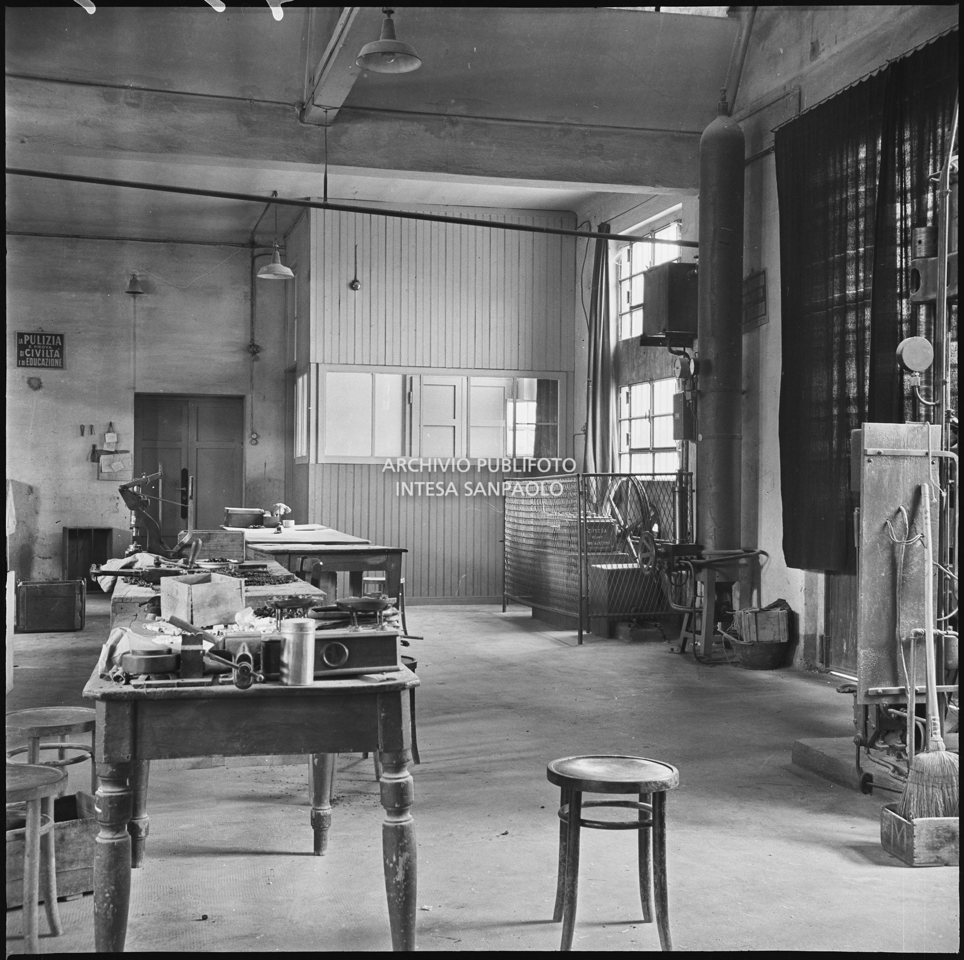 Interno dello stabilimento industriale Aldo Leonetti in via Aristotele 78 a Milano. Alla parte un cartello con la scritta:" La pulizia è prova di civiltà e di educazione"<br>24303