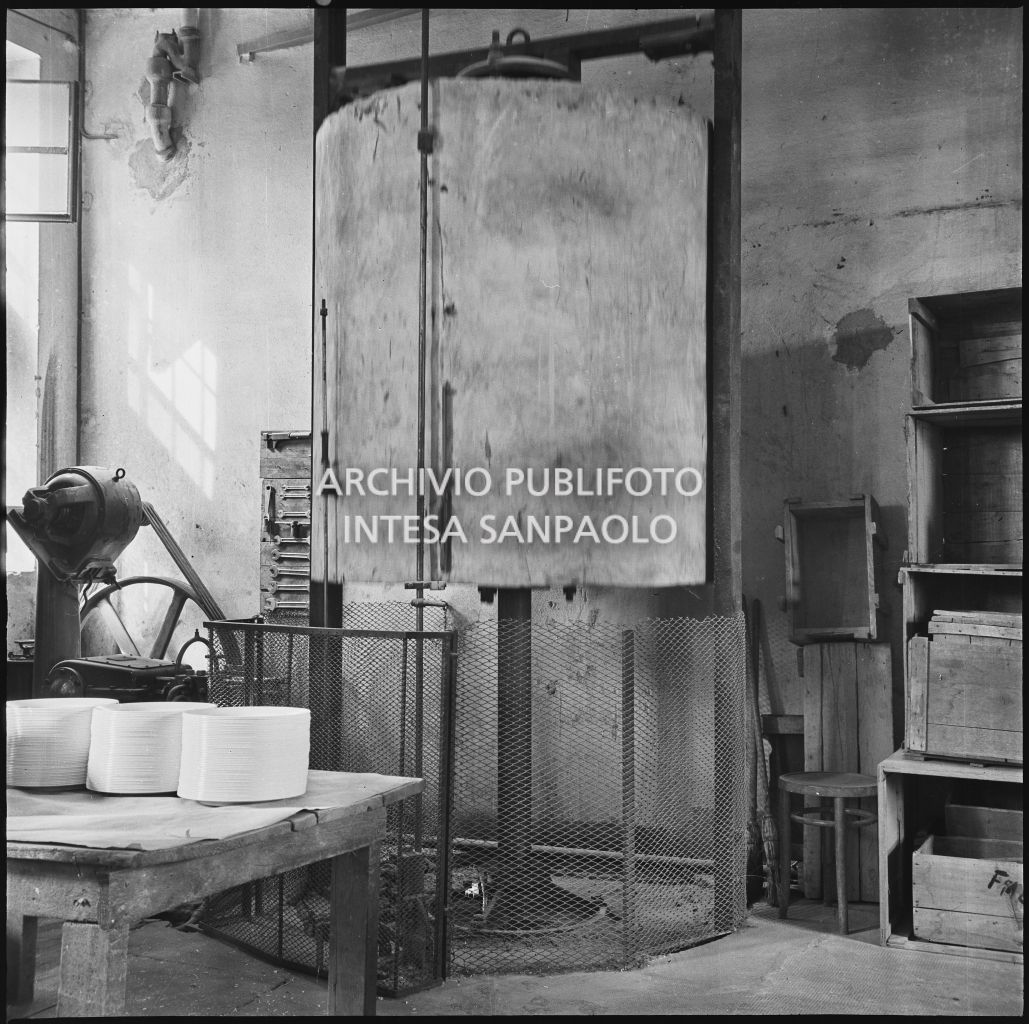 Interno dello stabilimento industriale Aldo Leonetti in via Aristotele 78 a Milano; sul tavolo dei piatti impilati<br>24305