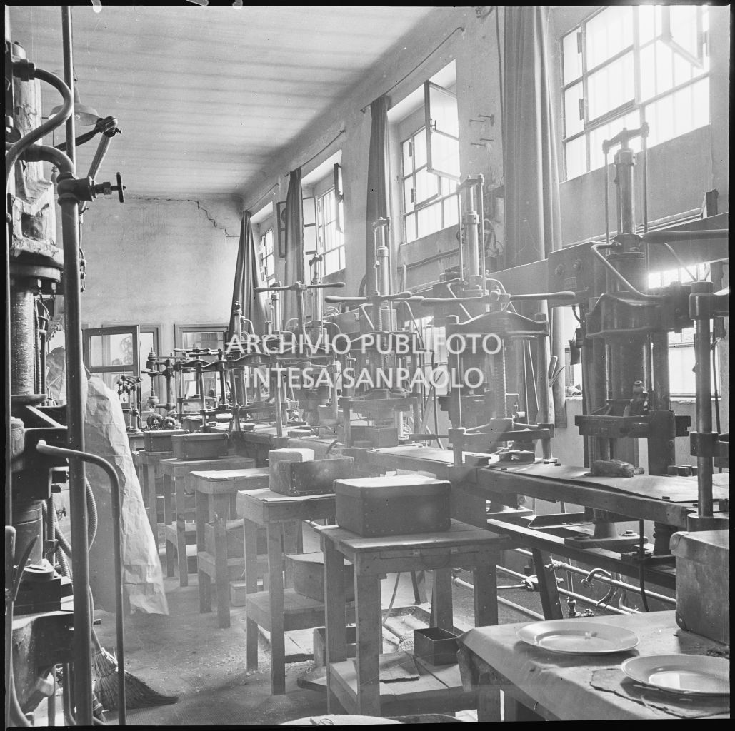 Serie di presse idrauliche per lo stampaggio presso lo stabilimento Aldo Leonetti<br>24307