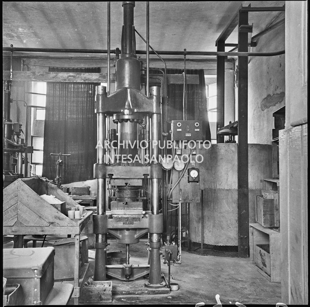 Primo piano di una pressa idraulica presso lo stabilimento Aldo Leonetti<br>24308