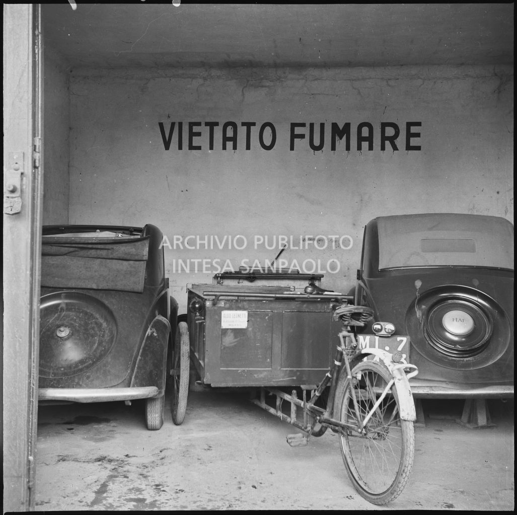 Rimessa presso lo stabilimento Aldo Leonetti dove sono ricoverate due automobili e una bicicletta con carretto<br>24309
