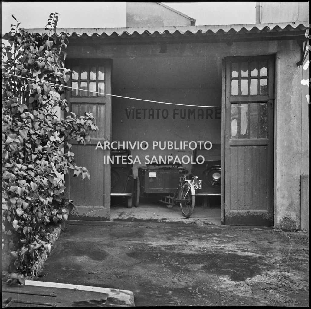 Rimessa presso lo stabilimento Aldo Leonetti dove sono ricoverate due automobili e una bicicletta con carretto<br>24310