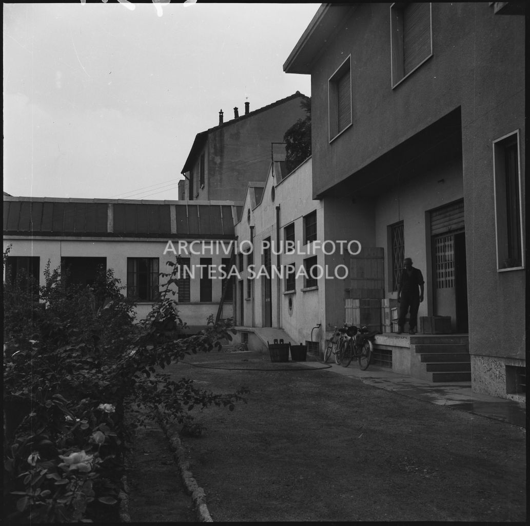 Cortile dello stabilimento industriale Aldo Leonetti<br>24311