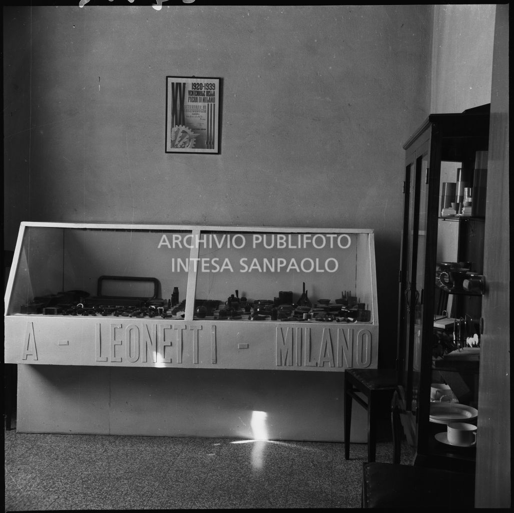 Vetrine espositive presso la sede dello stabilimento industriale Aldo Leonetti. Alla parte è affisso un attestato di benemerenza rilasciato in occasione della XX Fiera di Milano<br>24312