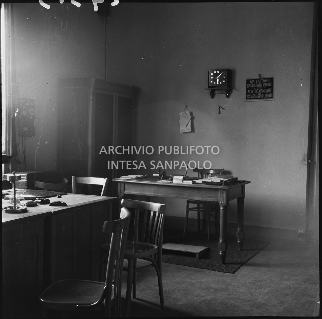 Ufficio presso lo stabilimento industriale Aldo Leonetti: sopra la scrivania il cartello con la scritta: "Ad evitare spiacevoli rifiuti si prega di non domandare di visitare lo stabilimento".<br>24313