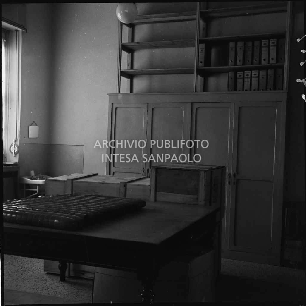 Magazzino presso lo stabilimento industriale Aldo Leonetti: sul tavolo sono stese file di bicchieri<br>24315