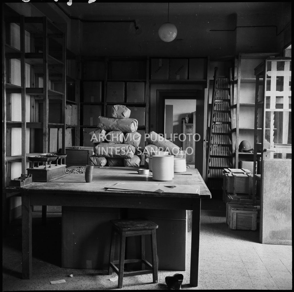Magazzino presso lo stabilimento industriale Aldo Leonetti: sul tavolo una bilancia e dei pacchi impilati<br>24316