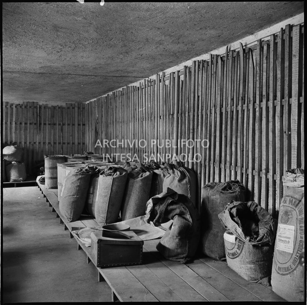 Magazzino presso lo stabilimento industriale Aldo Leonetti: a destra un sacco in juta contenente formolo<br>24320
