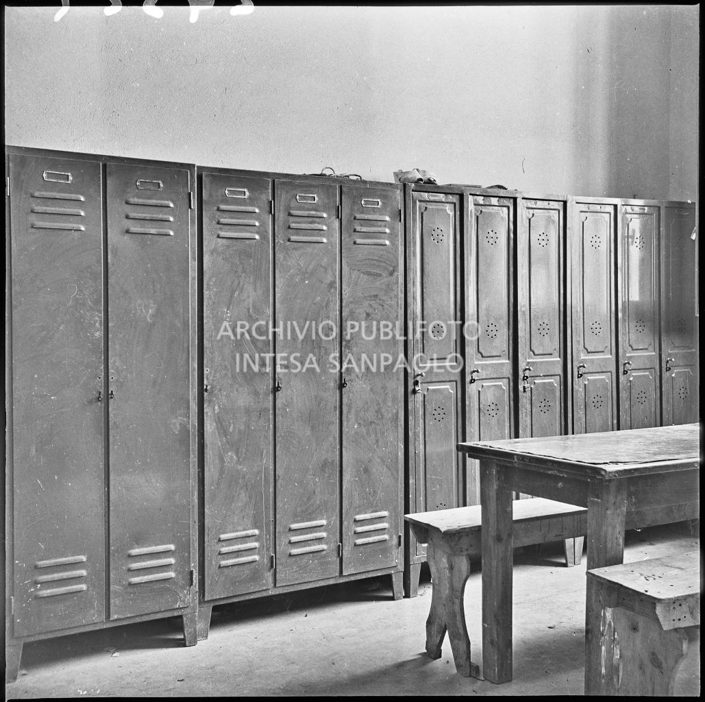 Armadietti presso il locale spogliatoio allo stabilimento industriale Aldo Leonetti<br>24322