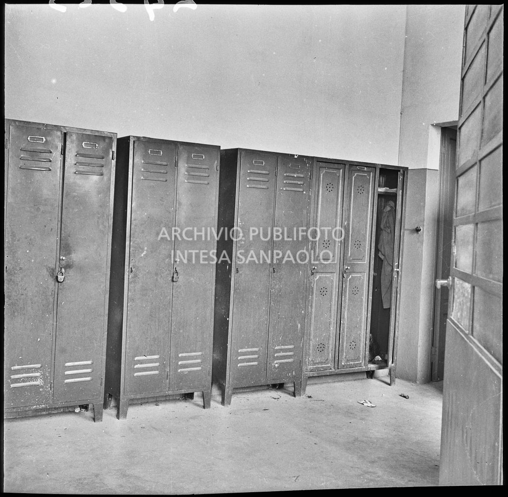 Armadietti presso il locale spogliatoio allo stabilimento industriale Aldo Leonetti<br>24323